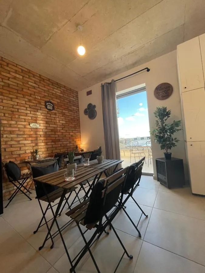 Villa Sliema'S Cozy Retreat - Industrial Styled Townhouse Sliema